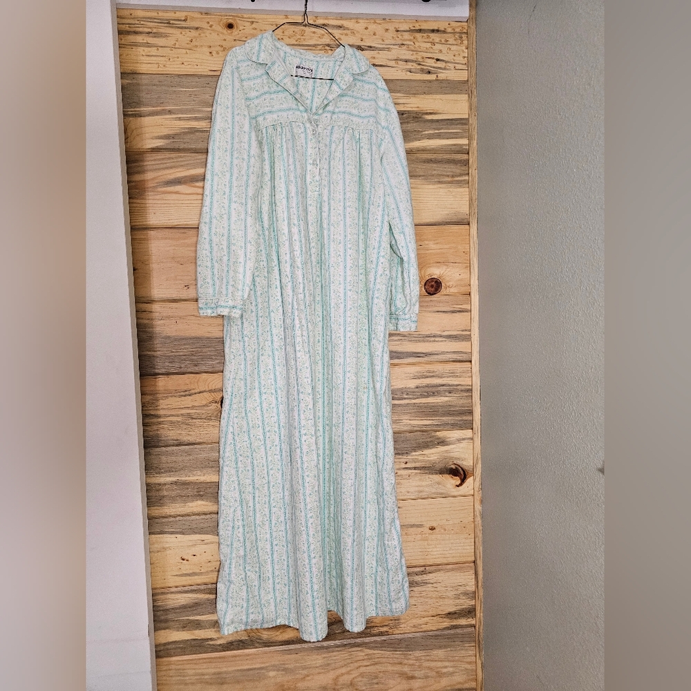 Vintage Mervyns for her Flororal Mint Green Flannel Nightgown size Medium